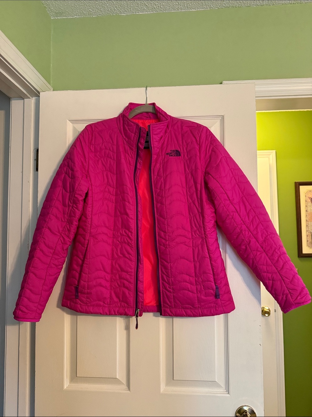 The North Face Women's Quilted Puffer Jacket - Bright Pink